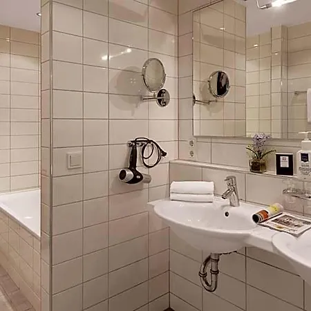 Newton Hotel 4*