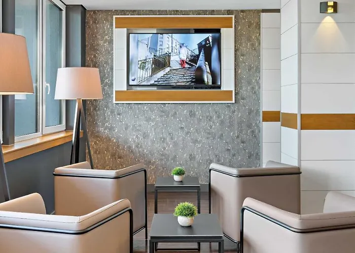 海尔布​​隆牛顿酒店