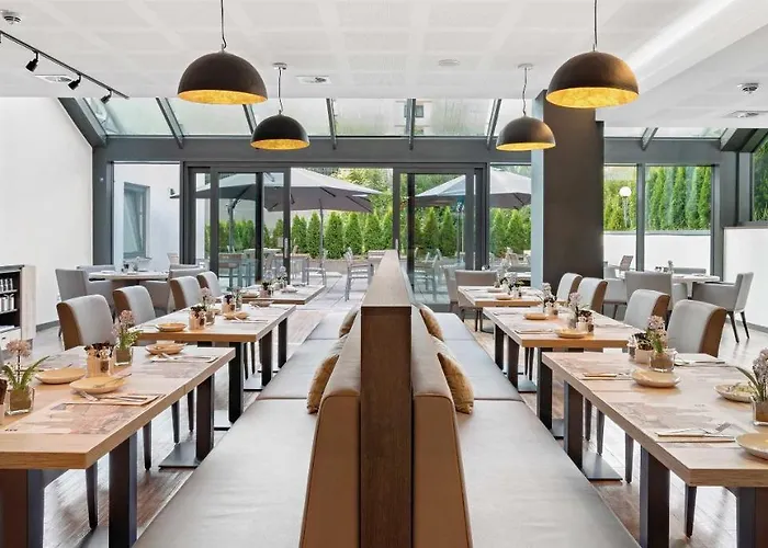 海尔布​​隆牛顿酒店 酒店 4*