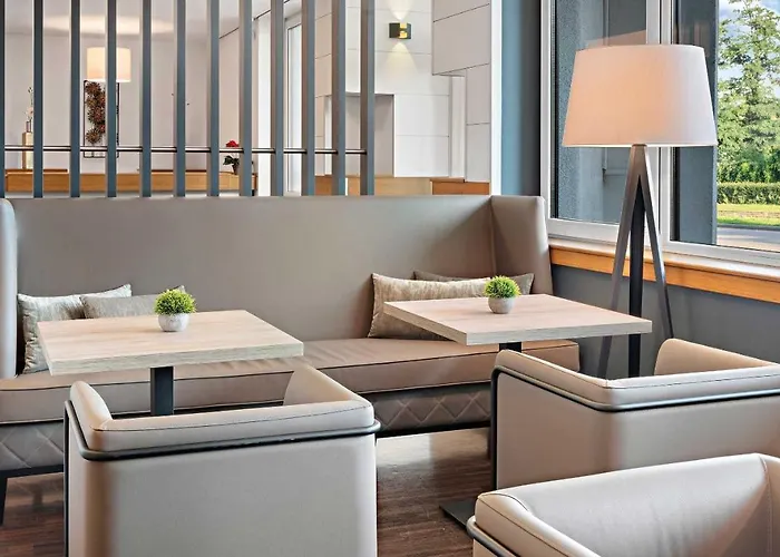 海尔布​​隆牛顿酒店