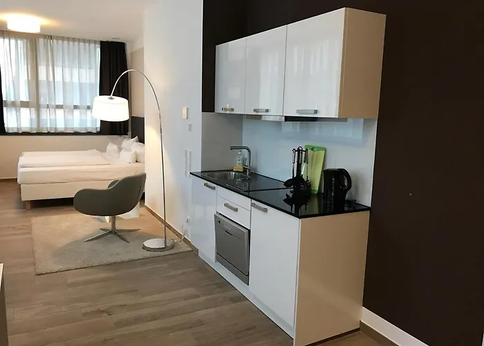 海尔布​​隆牛顿酒店 酒店 4*