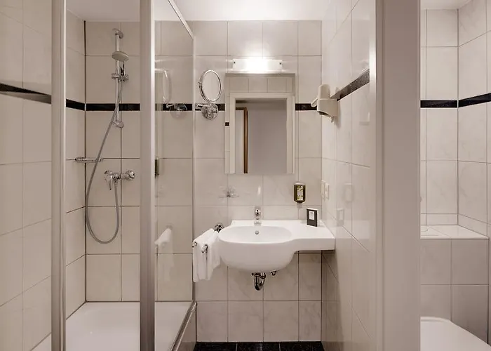 海尔布​​隆牛顿酒店 4*