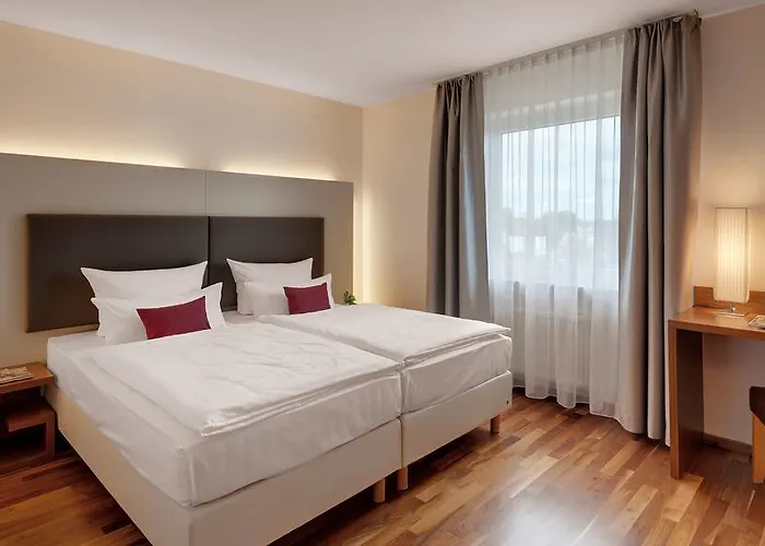 海尔布​​隆牛顿酒店