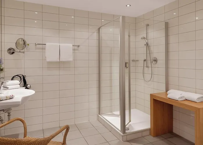 海尔布​​隆牛顿酒店