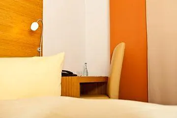 海尔布​​隆牛顿酒店